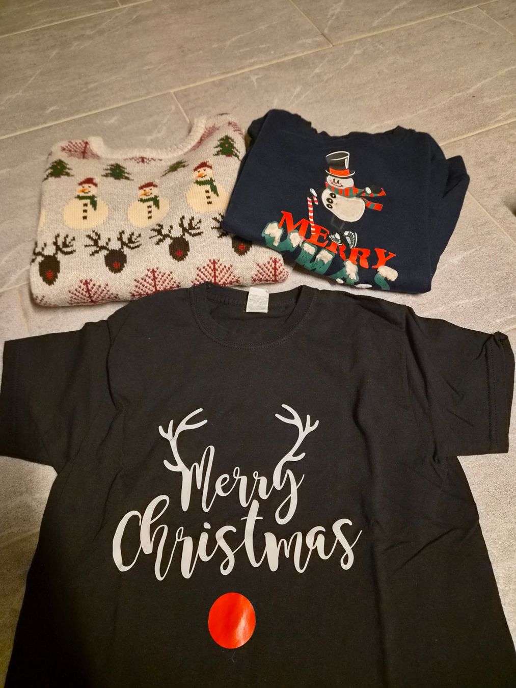 Pullover & Sweatshirts: Weihnachtspulli Set 140 (2 Pullis, 1 T shirt) – Gebraucht aus Konolfingen von torina85