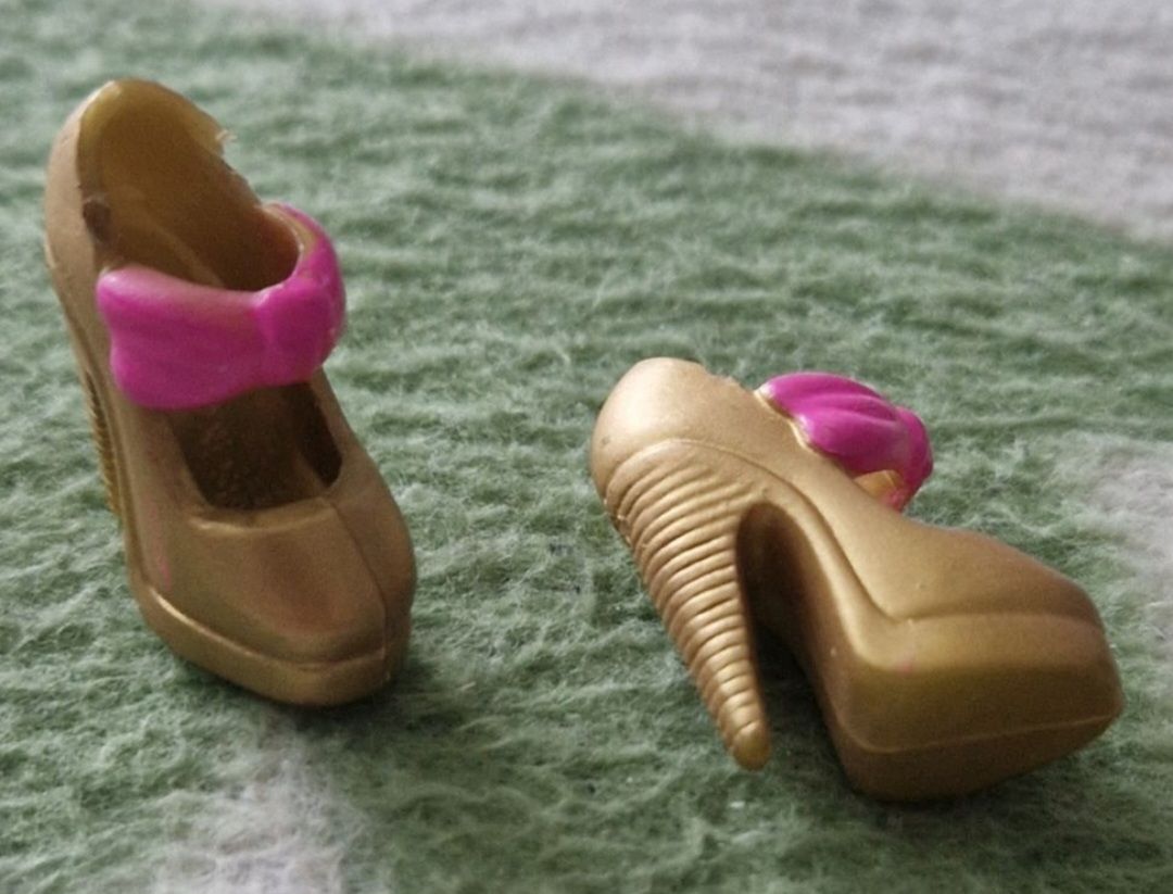 Bambole: chaussures pour Barbie – Usato da Couvet venduto da Pioune