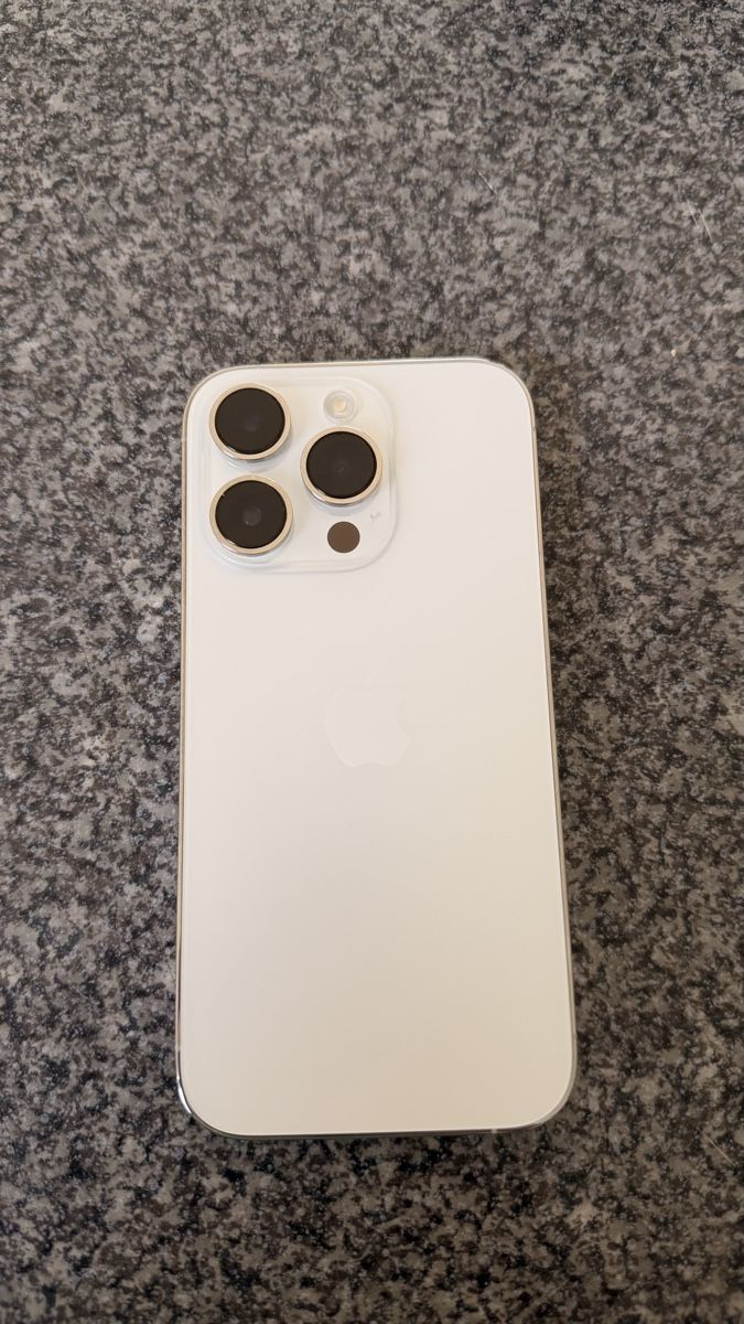 Apple Portables: Iphone 14 Pro mit Zubehör – D'occasion à Lyss par TopProdukte 2