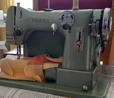 gut erhaltenes Sammlerstück "Nähmaschine Phoenix"