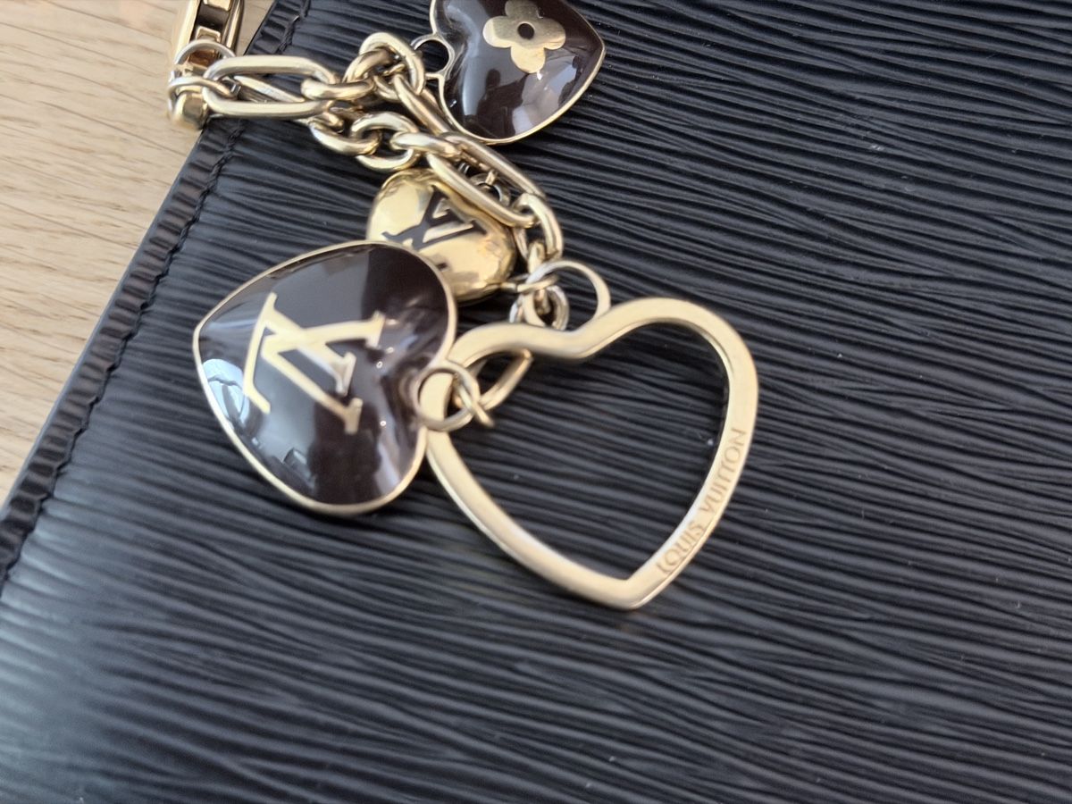 Louis Vuitton Portachiavi: Authentic Louis Vuitton Bijoux Sac Cool Heart Charm Amaranth – Nuovo (secondo la descrizione) da Zollikon venduto da houseofsamar 2