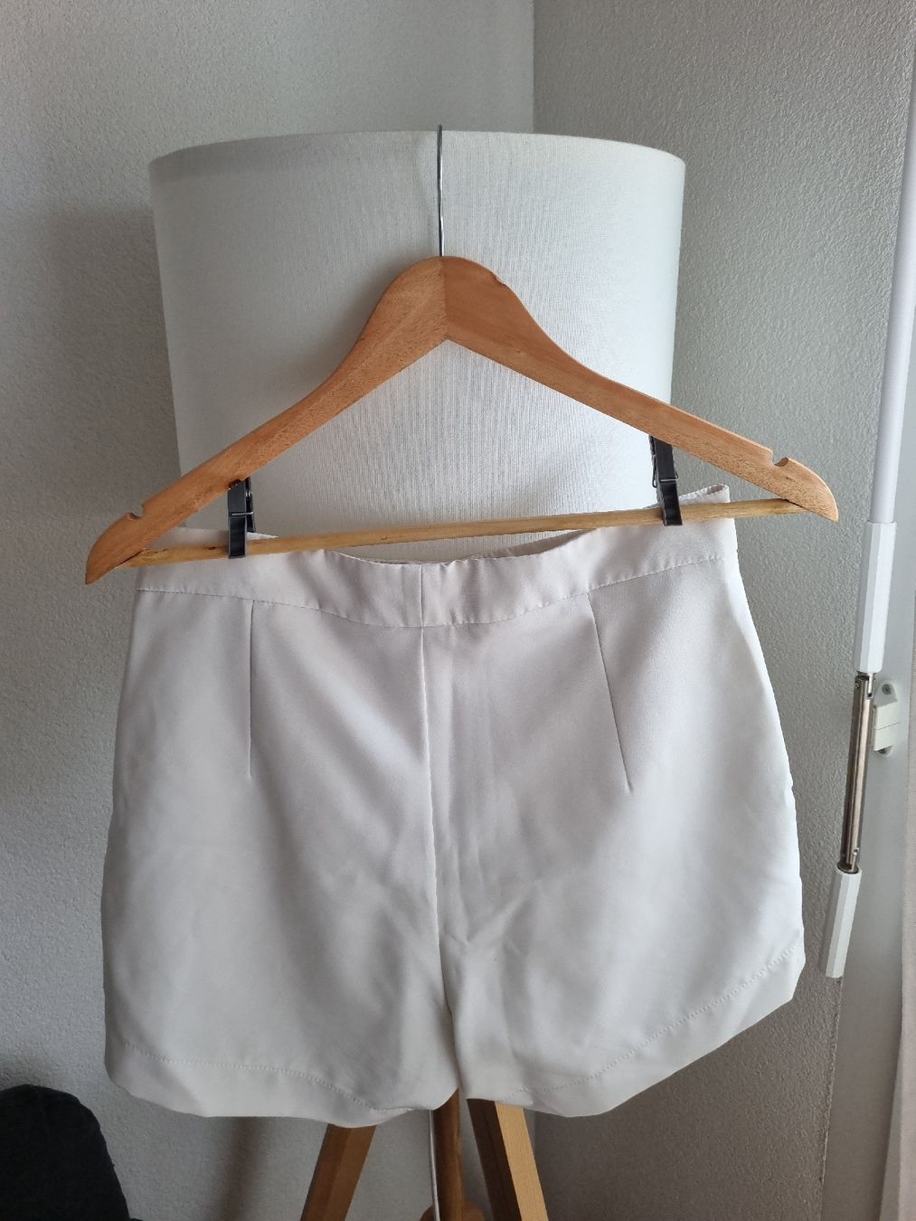 Pantalons: White Shorts Size M – Neuf (Voir description) à Aigle par Smagbrelle18 3