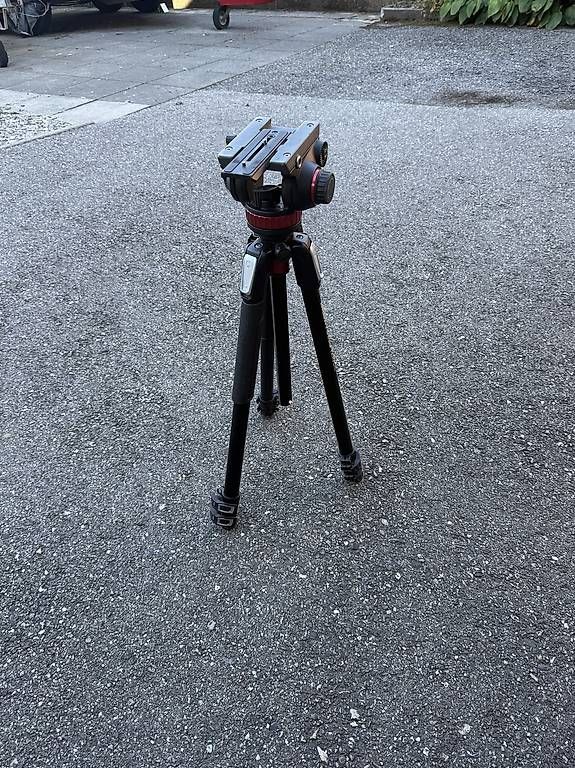 Treppiedi & Teste: Hochwertiges Manfrotto Stativ mit Fluidkopf – Usato da Krauchthal venduto da fluecki1 1
