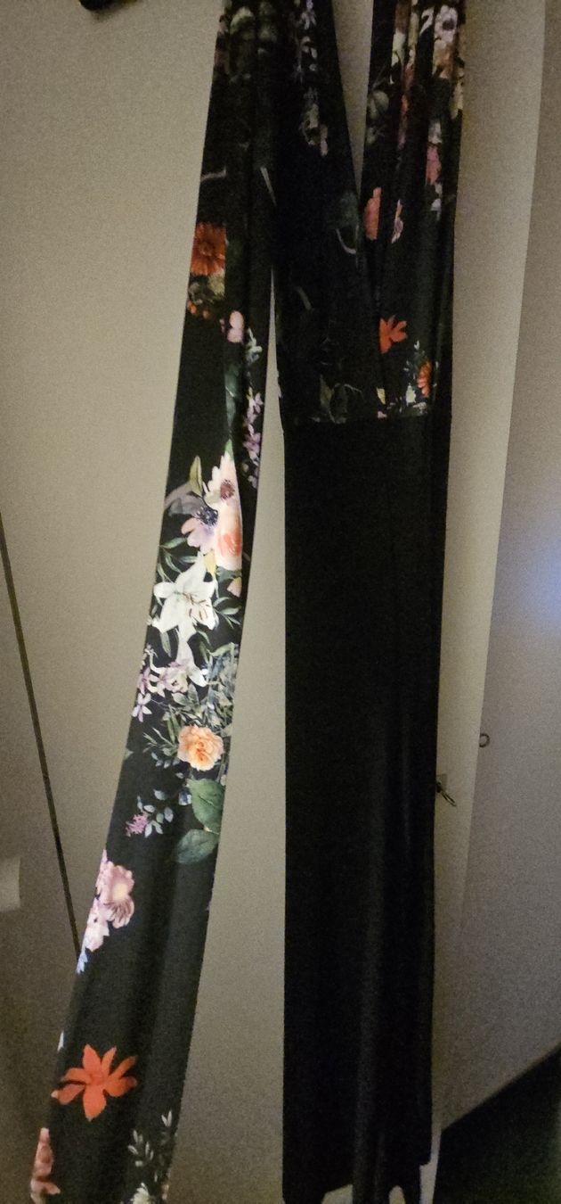 Tute: Schwarzer Jumpsuit/Overall mit Blumenmuster - Grösse onesize – Nuovo (secondo la descrizione) da Horgen venduto da ste_sy7h 4