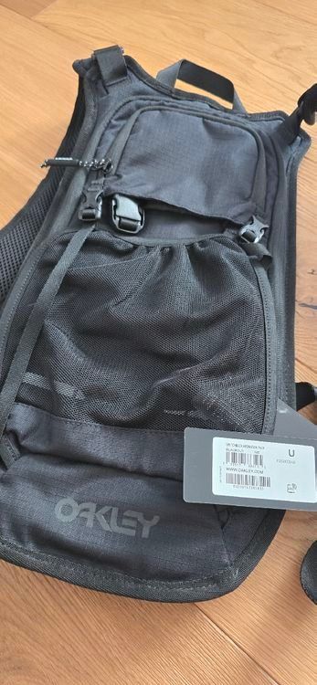 Oakley Zaini: Oakley Bike Rucksack – Nuovo (secondo la descrizione) da Zäziwil venduto da Lesny3