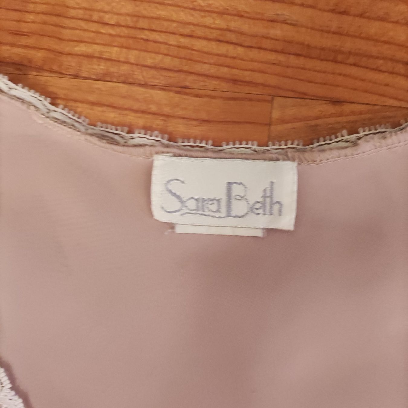 Negligees & Pyjamas: Sara Beth Satin Nachthemd mit zarter Spitze – Gebraucht aus Solothurn von Csw1 3