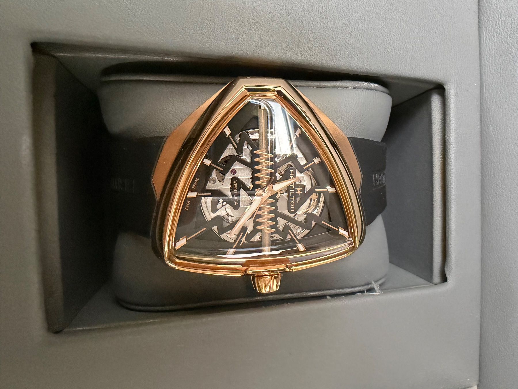 Hamilton Montres: Hamilton Ventura Gold – Neuf (Voir description) à Wangen SZ par cal_vp8g 1