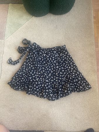 Sommerlicher Minirock mit Blumenmuster, Zara