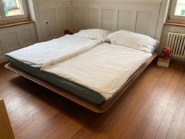 Reseda Designbett aus Nussbaum – Mid-Century– Massivholz