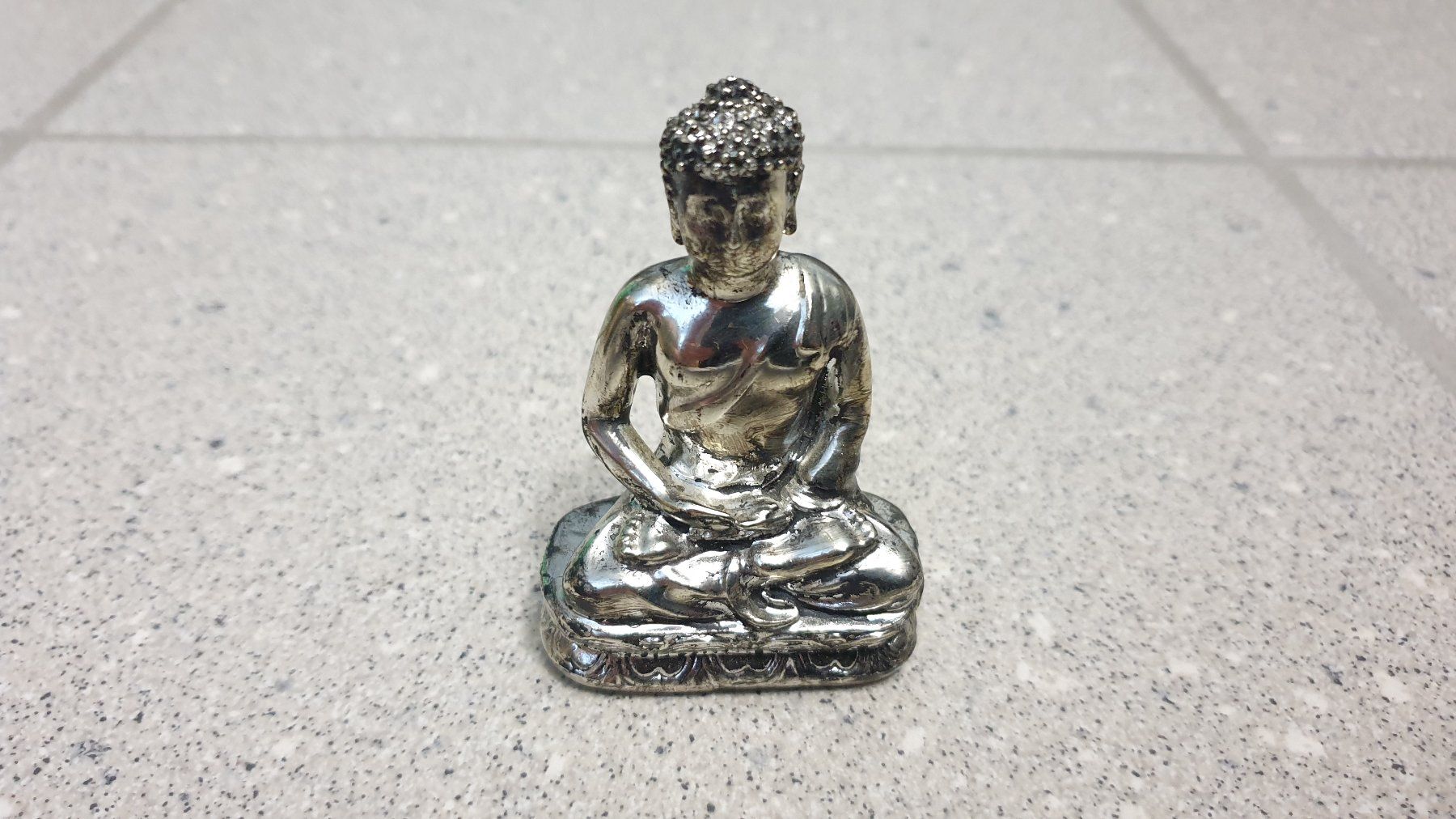Figuren: Kleine chromfarbige Buddha Statue – Gebraucht aus Stäfa von Supertramp73