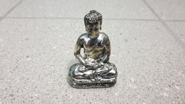 Kleine chromfarbige Buddha Statue