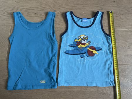 2 elastische Shirts / Unterhemden Gr. 98/104