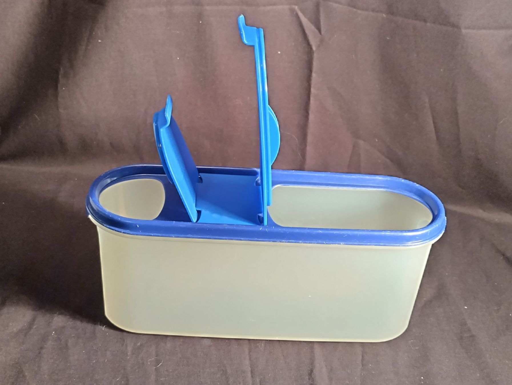 Tupperware Contenitori & Simili: Tupperware Behälter mit 2 Oeffnungen im Deckel – Usato da Bellach venduto da JingleCherry 3