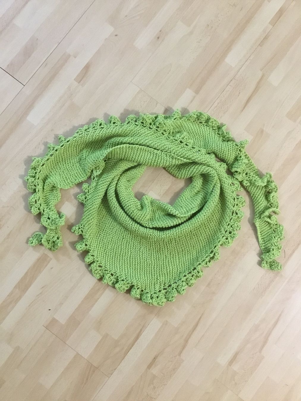 Foulard & Sciarpe: Dreiecktuch/Schal, handgestrickt Farbe Hellgrün – Nuovo (secondo la descrizione) da Arch venduto da Hexenbesen17