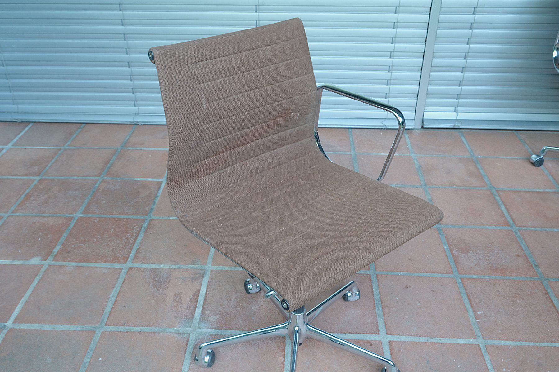 Eames Poltrone: Vitra Eames Aluminium Office Chair EA 117 – Usato da Bern venduto da secondchoice 2