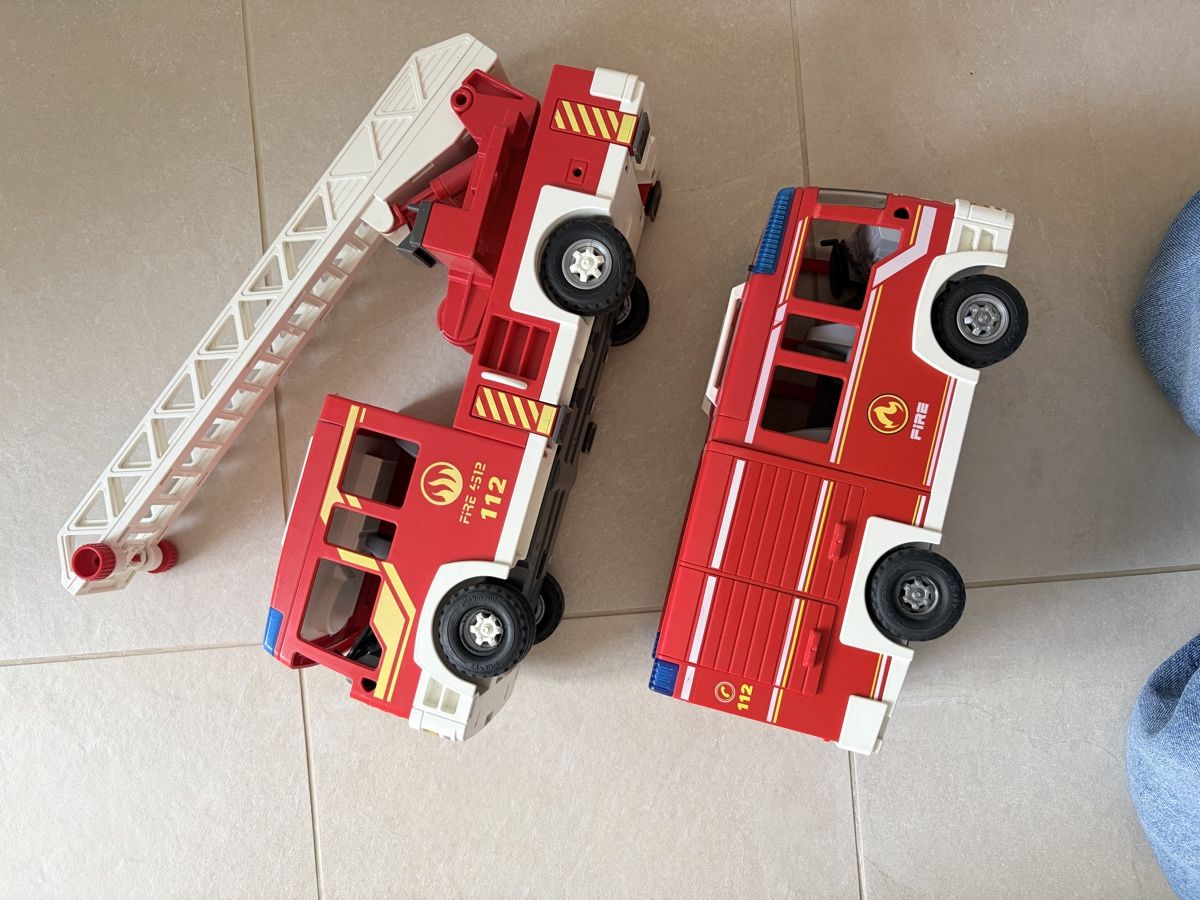 Playmobil Giocattoli: 2x Playmobil Feuerwehrautos  – Usato da Schönenbuch venduto da Lacanoa