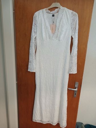 Robe blanche en dentelle, idéale pour l'été