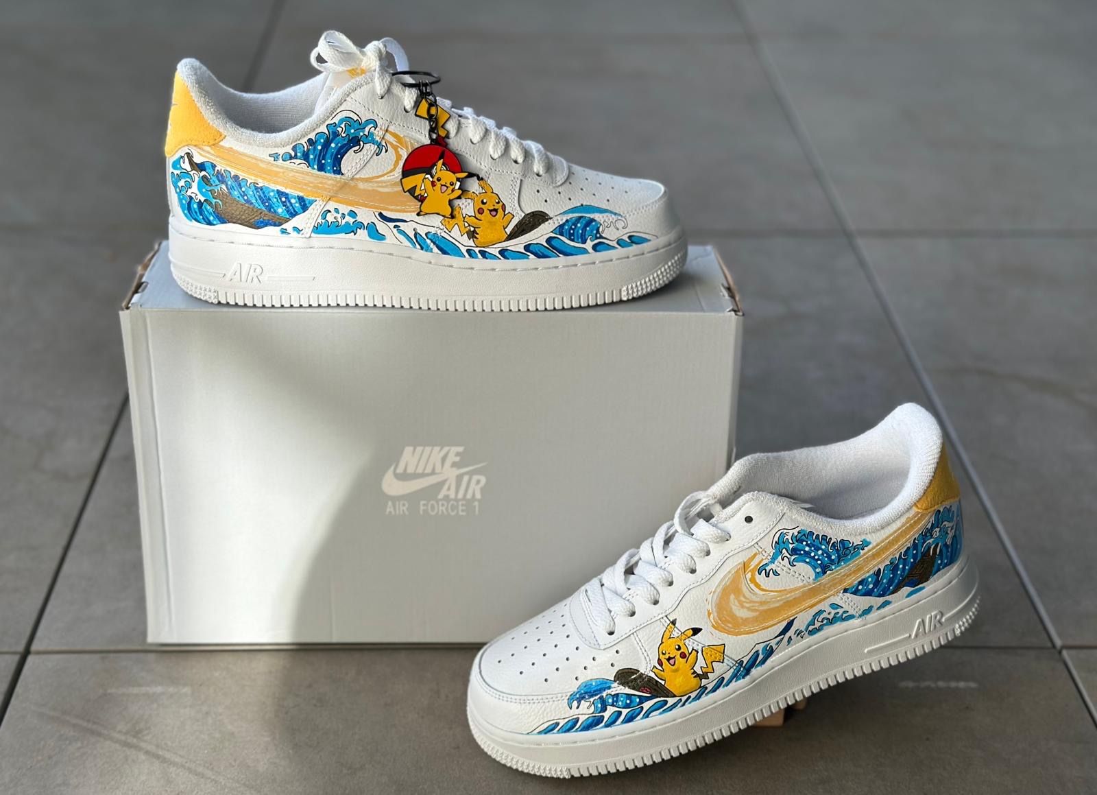 Nike Scarpe da uomo: Individuell bemalte Air Force 1 "Pikachu Wave" Grösse 41 – Nuovo e nell'imballaggio originale da Edlibach venduto da leo_ftr7