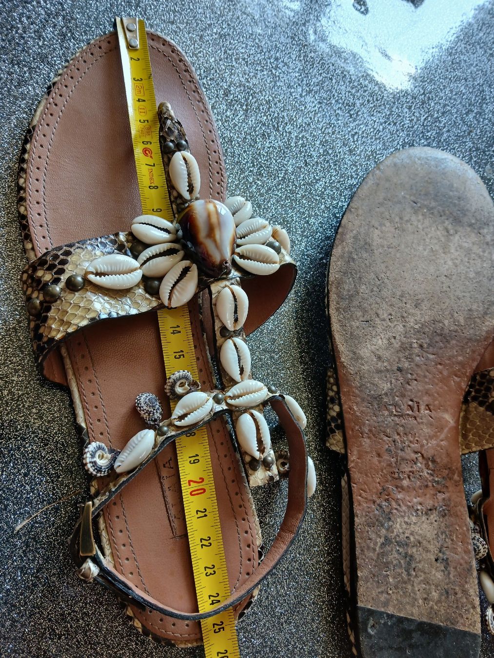Alaia Scarpe da donna: Sandales de plage Alaïa en python et coquillages cauris 38 – Usato da Monthey venduto da mar_h6jr 8