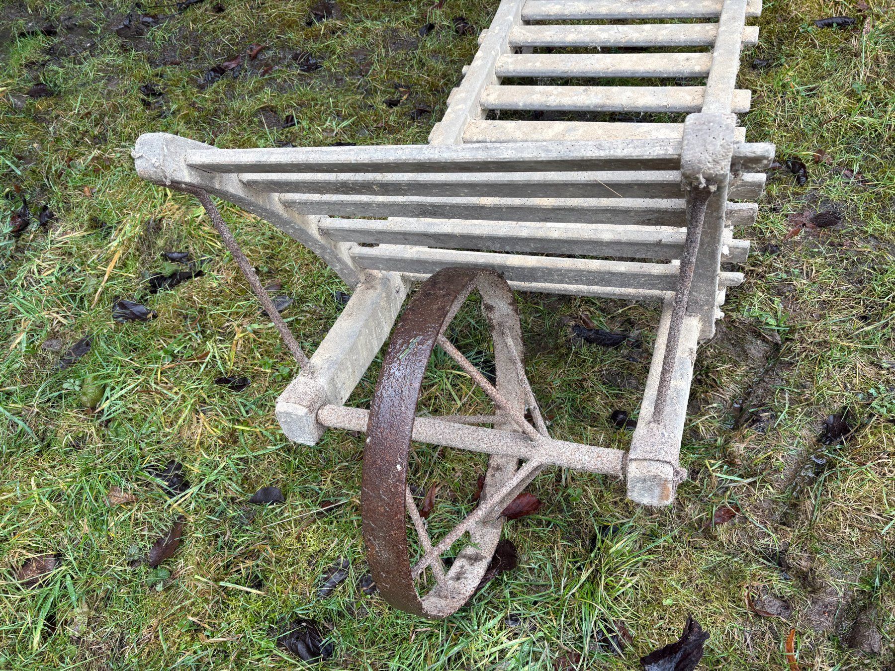 Carriole: Antike Karrette / Holz-Schubkarre – Usato da Mönchaltorf venduto da Tschibi