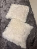 2 weisse flauschige Kissen