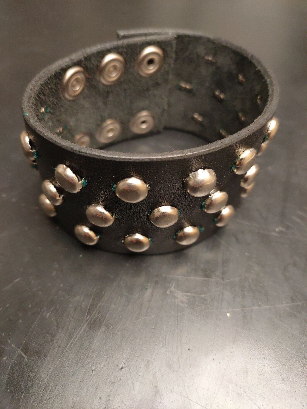 Bracciali & Braccialetti: Schwarzes Lederarmband mit Nieten – Usato da Oberwil b. Büren venduto da 3298Oberwil 2