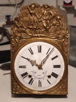 Antike Wanduhr von 1866 mit Emailzifferblatt.