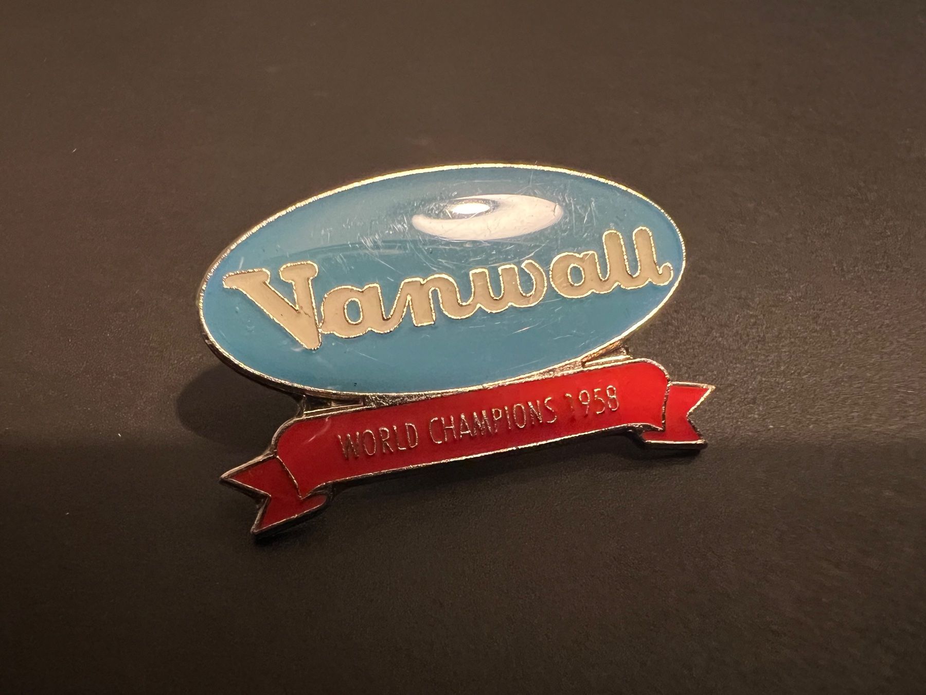 Plaquettes & Badges: Pin Rennauto Marke Auto Vanwall – D'occasion à Galgenen par rub_f6kh