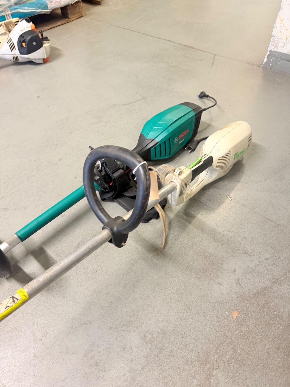 Bosch Tutti gli attrezzi: 2x Elektro-Trimmer defekt Bosch/Viking – Difettoso da Lenzburg venduto da billistar 1