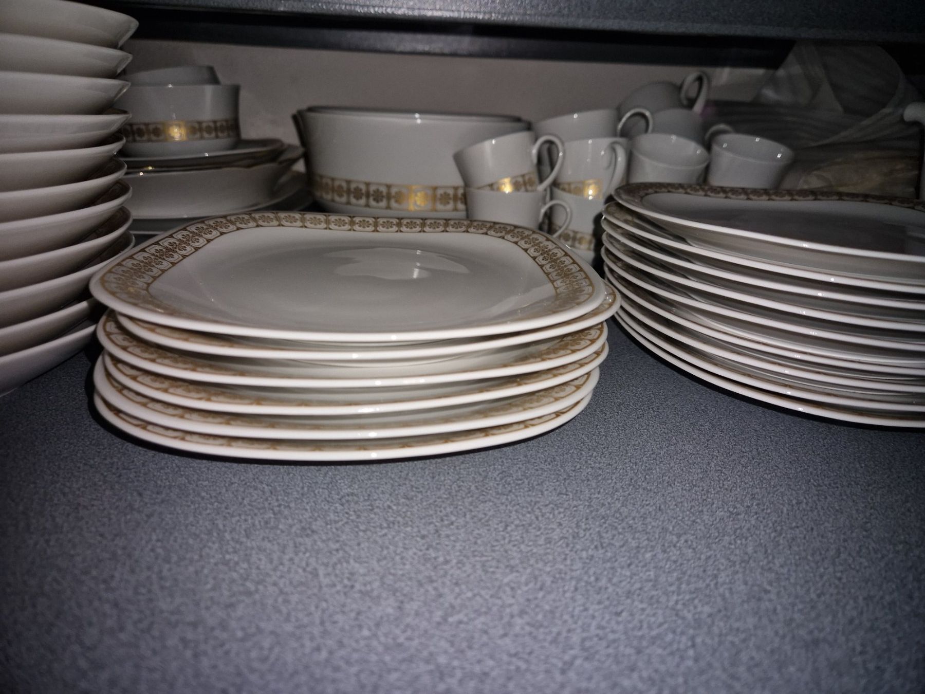 Set di piatti: Tafelservice Suisse Langenthal – Usato da Zürich venduto da Dana_71 3