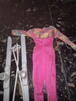 Skianzug mit Skiausrüstung (Ski, Schuhe, Stöcke) für Barbie