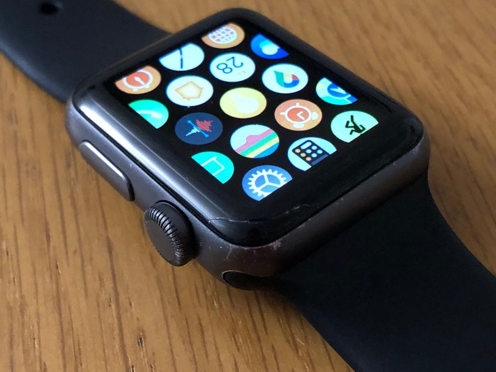 Apple Smartwatch: Apple Watch Series, Akkurestkapazität 97%, Displaydefekt – Défectueux à Aadorf par kar_7xxc 6