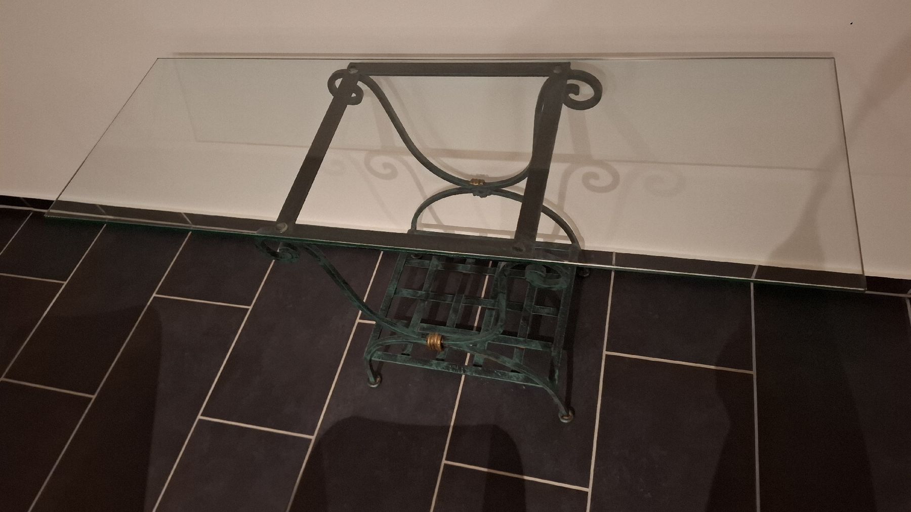 Tavoli: Stylish Glass side Table with Wrought Iron Base. Nice! – Usato da Gränichen venduto da Metiiii 1