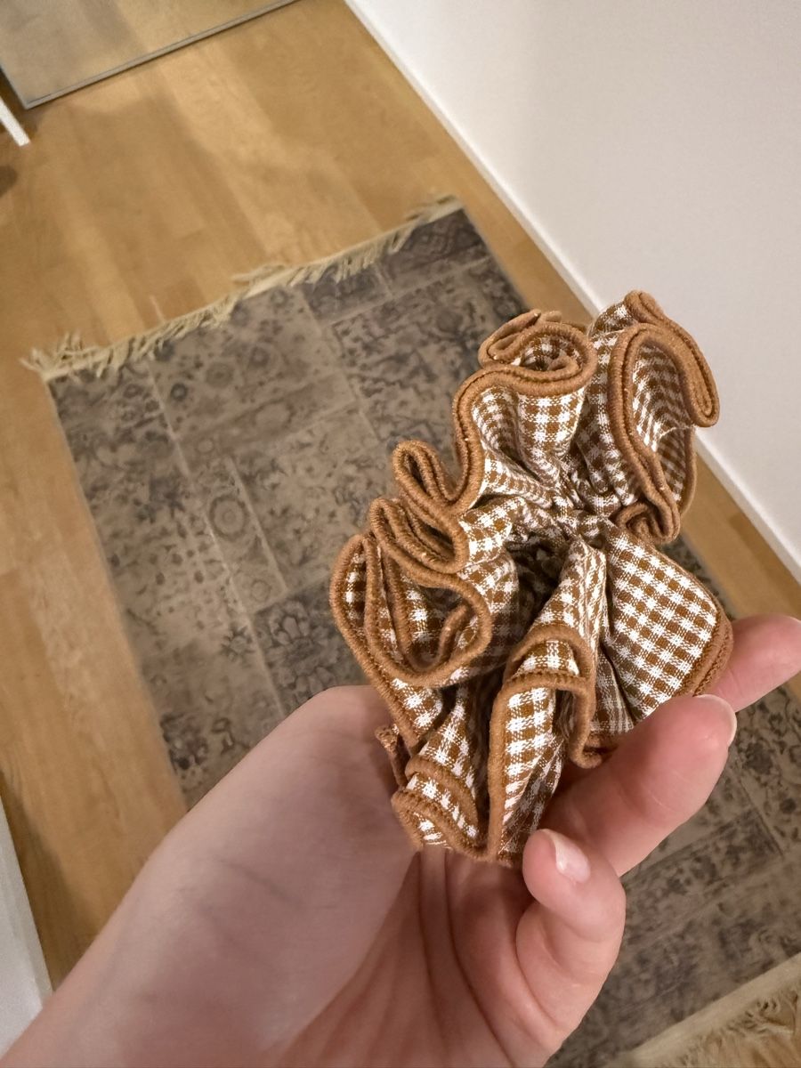 Sezane Accessori per capelli: Neuer Scrunchie von Sézane  – Nuovo e nell'imballaggio originale da Luzern venduto da Itsclaire 3