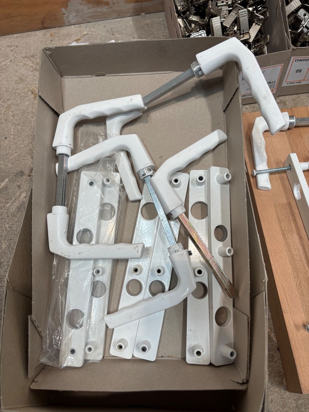 Ferramenta: Ganzer Posten Topfbänder & Fenstergriffe, Türgarnitur – Usato da Winterthur venduto da ReUse_Baumarkt 3