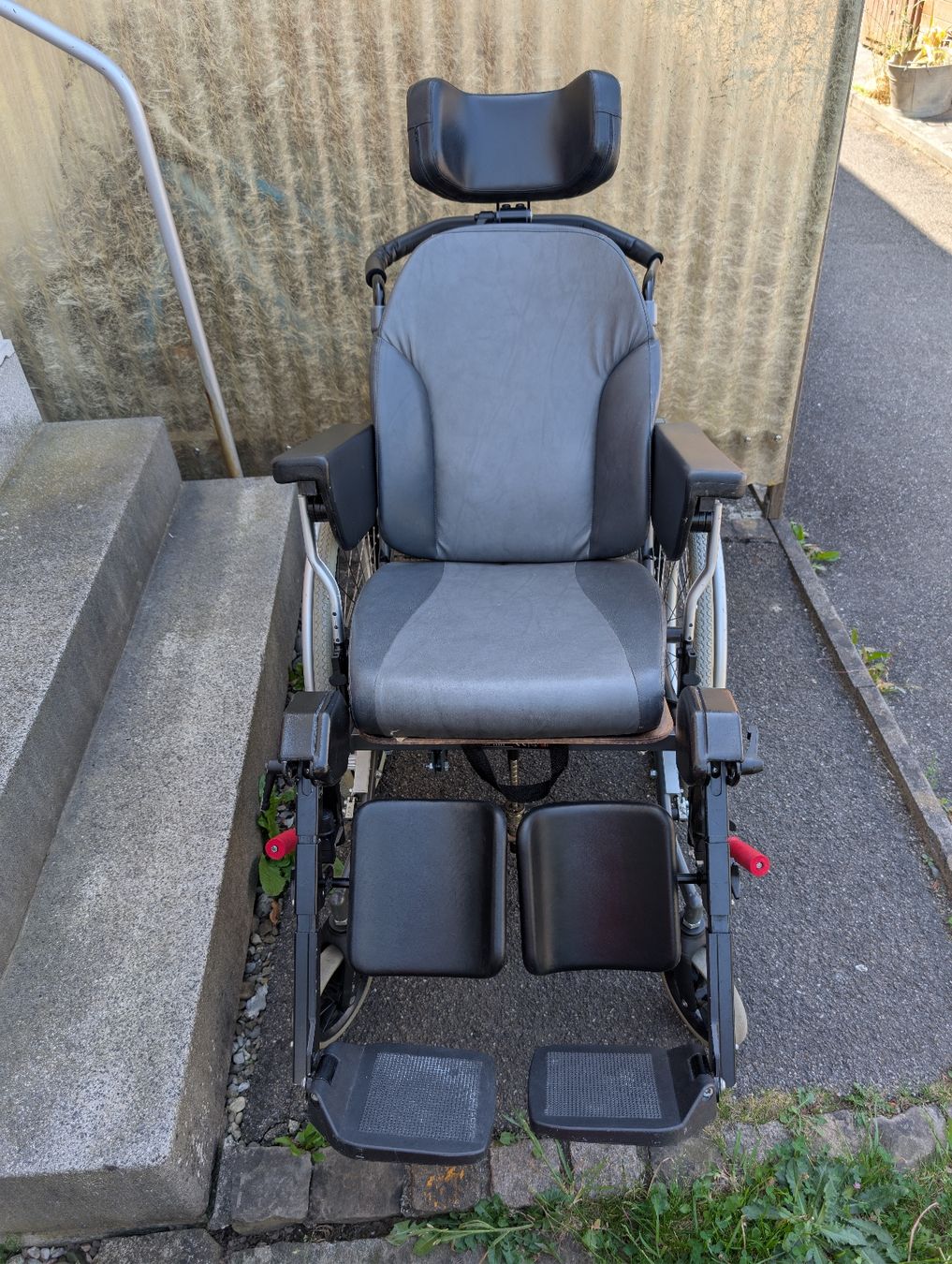 Rollstühle: Pflegerollstuhl – Gebraucht aus Bern von berneroberlaenderin