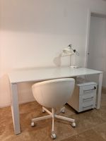 Bureau blanc moderne, chaise, caisson à tiroirs et lampe ✨