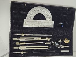 Zirkelset Reisszeug mit Geodreieck in Etui gebraucht