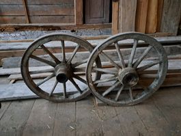 2 antike Wagenräder, Deko Garten Frühling