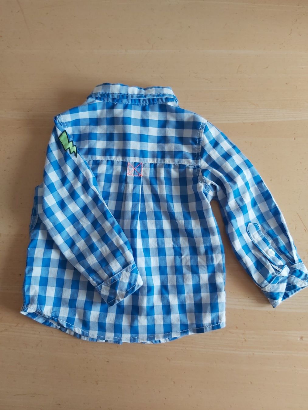 Camicie, Top & T-shirt: Hemd blau kariert mit coolen sticker Gr.74 – Usato da Disentis/Mustér venduto da epa_862v 1