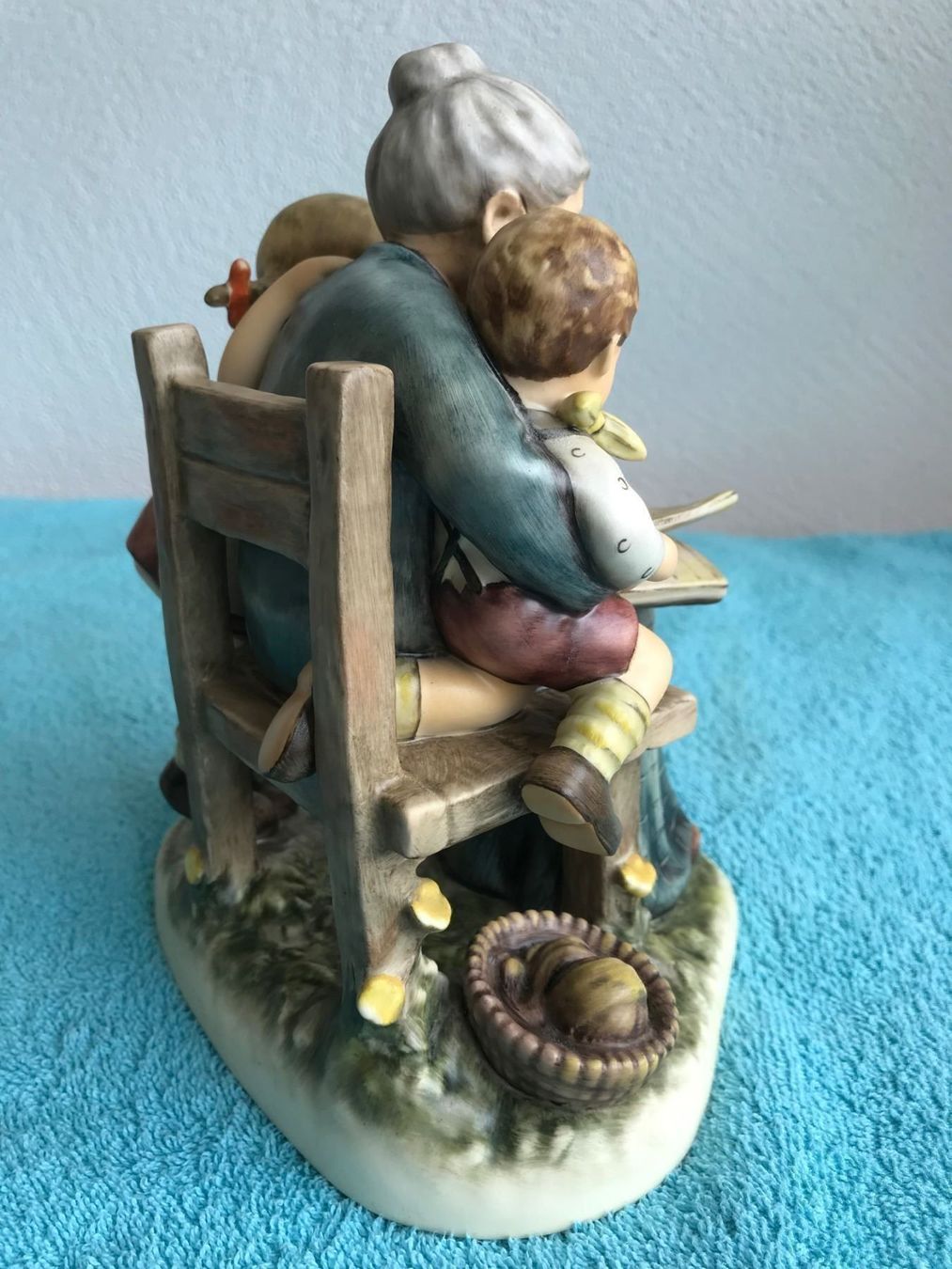 Hummel Statuette: Hummelfigur Grossmütterchen erzählt – Nuovo e nell'imballaggio originale da Siebnen venduto da Trans-Am 3