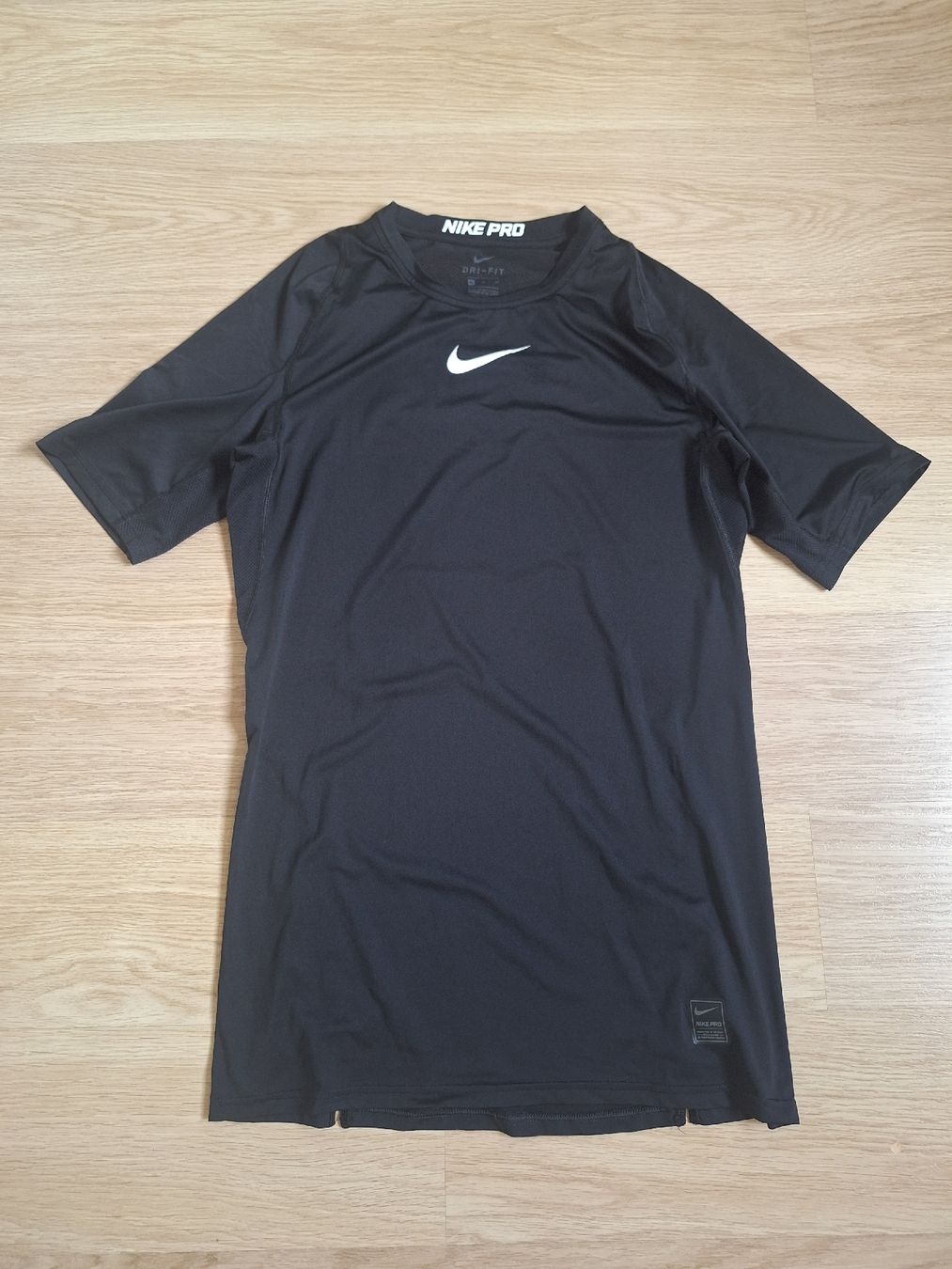 Nike T-shirt: Nike Pro black tee XL – Usato da Yens venduto da rob_nsw7