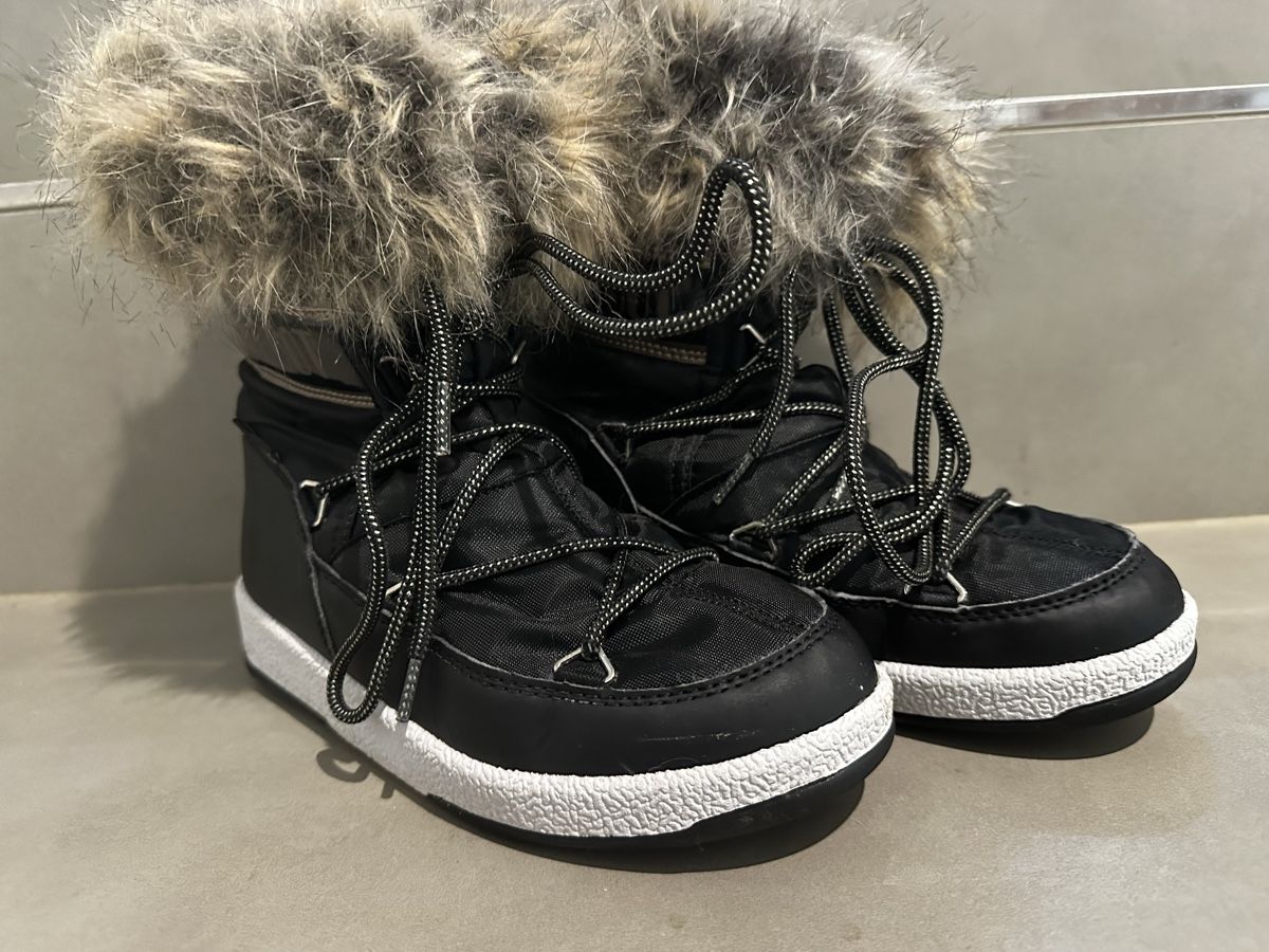 Moon Boot Scarpe per ragazze: Moon Boot Gr.37 Winterstiefel mit Fellrand Schwarz – Usato da Blauen venduto da Schneider1185