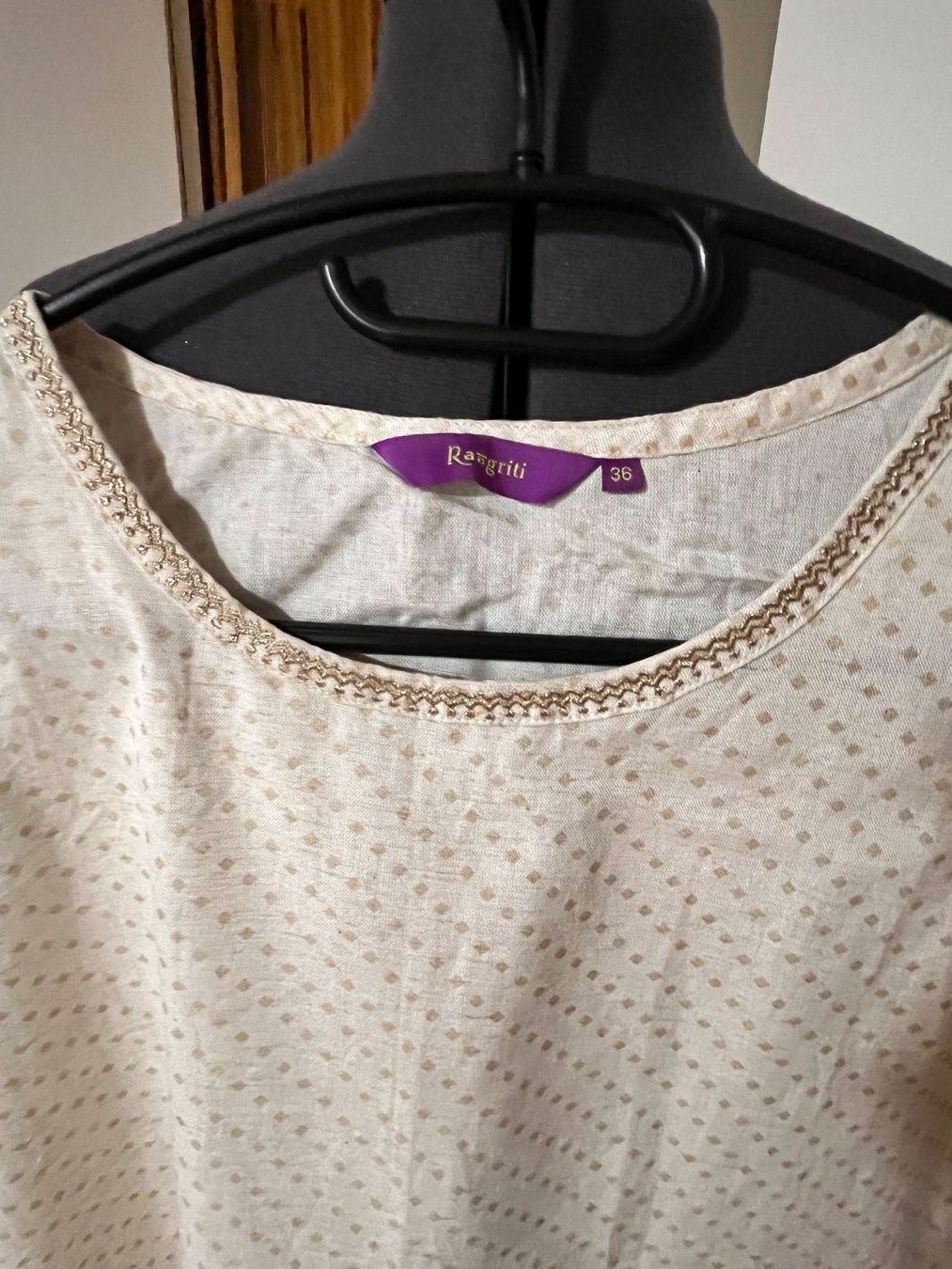 Top: Offwhite sleeveless summer top with gold dots – Usato da Affoltern am albis venduto da onlyrose123 5