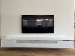 Hochwertiges TV-Lowboard inkl. Soundbar