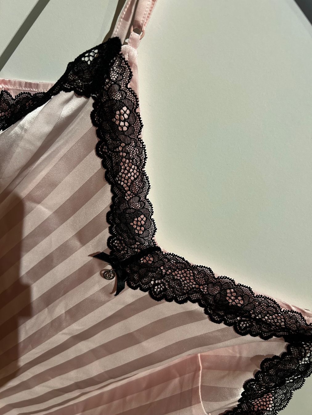 Top: Top in rosa mit schwarze Spitze gr xs – Usato da Scherz venduto da Mandarine8 1