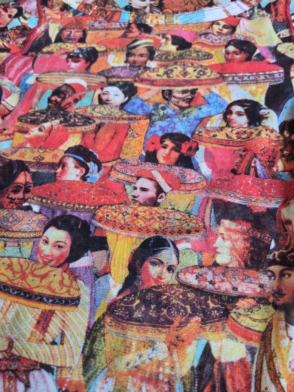 Top: 90s Mesh Top Bollywood Print XS/S – Usato da Bern venduto da -Aniko- 4