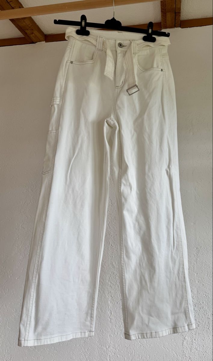 Jeans: White cargo jeans  – Usato da Männedorf venduto da Clearskies