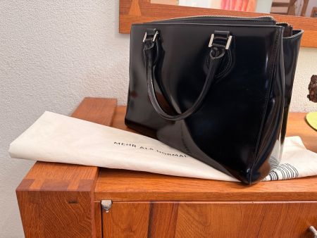 Neuwertige Tasche aus glanzbeschichtetem Kalbsleder von 0714