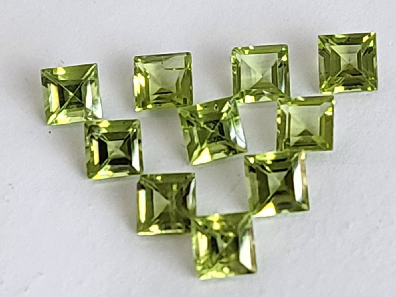 Pietre preziose: Péridots AAA square 5 x 5mm / 0.66 ct pièce – Nuovo (secondo la descrizione) da La Chaux-de-Fonds venduto da j-aime-les-gemmes 1